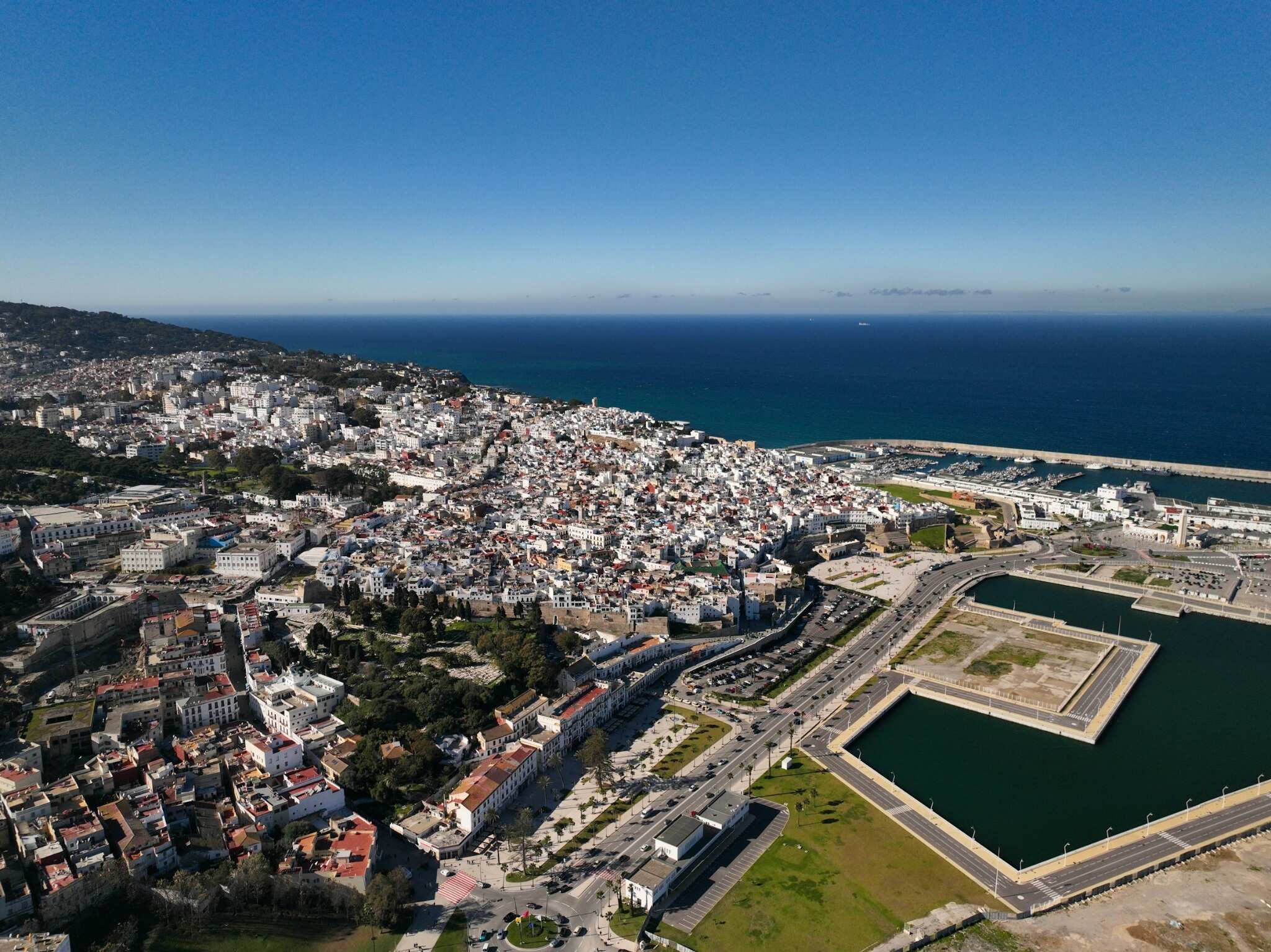 Vista aérea de Tánger junto al mar
