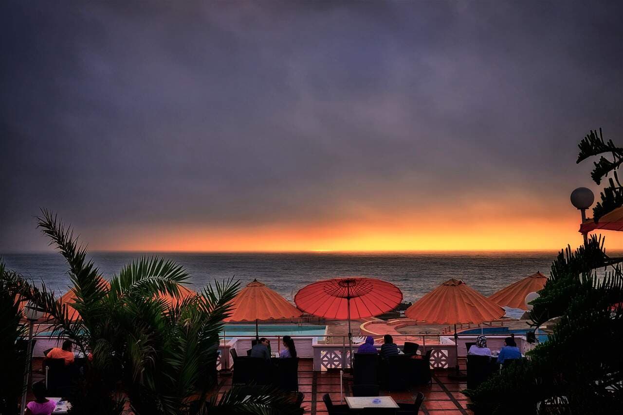 Terraza frente al océano Atlántico durante el atardecer en Marruecos