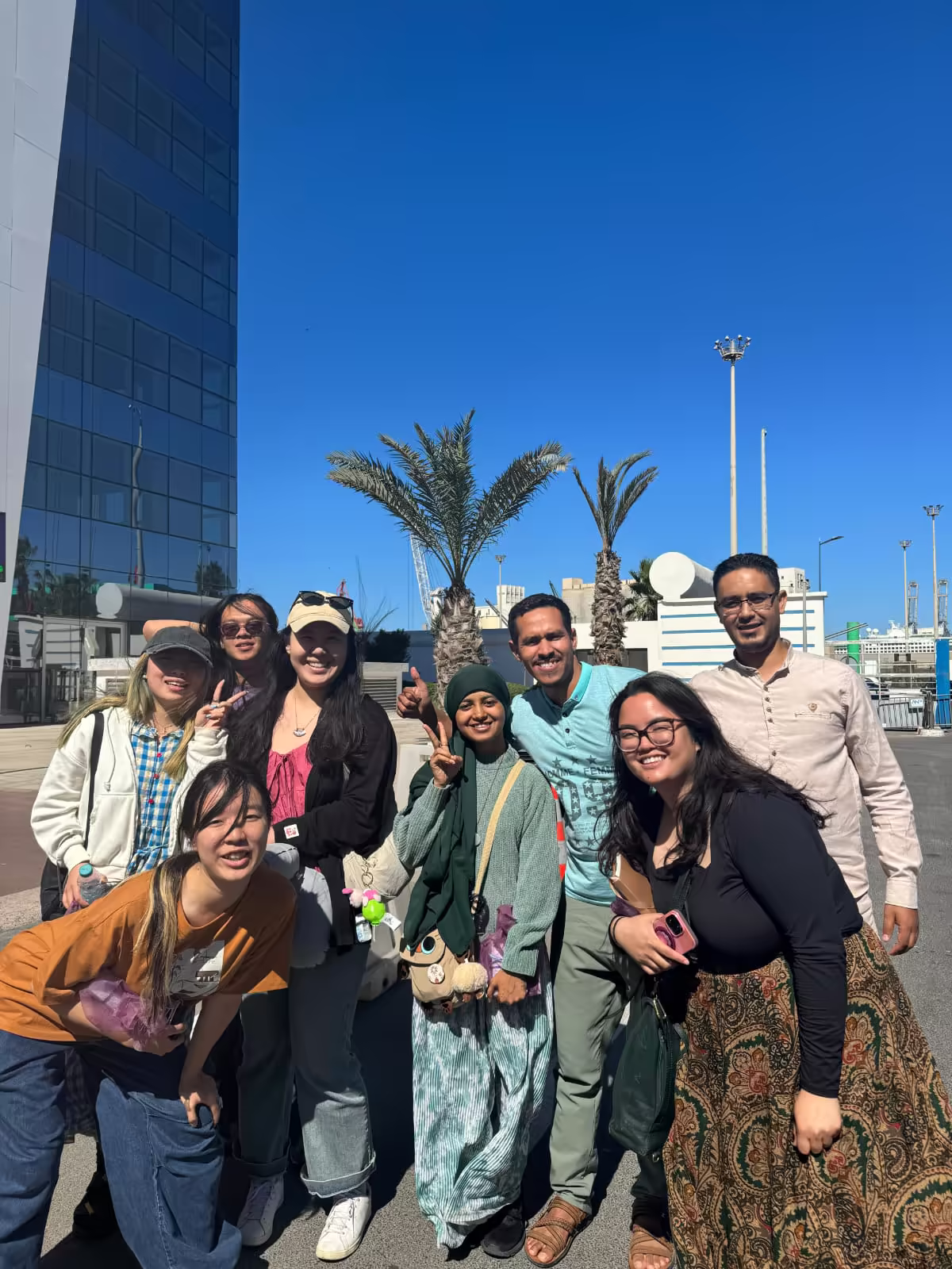 Grupo de viajeros juntos durante una visita a una ciudad marroquí