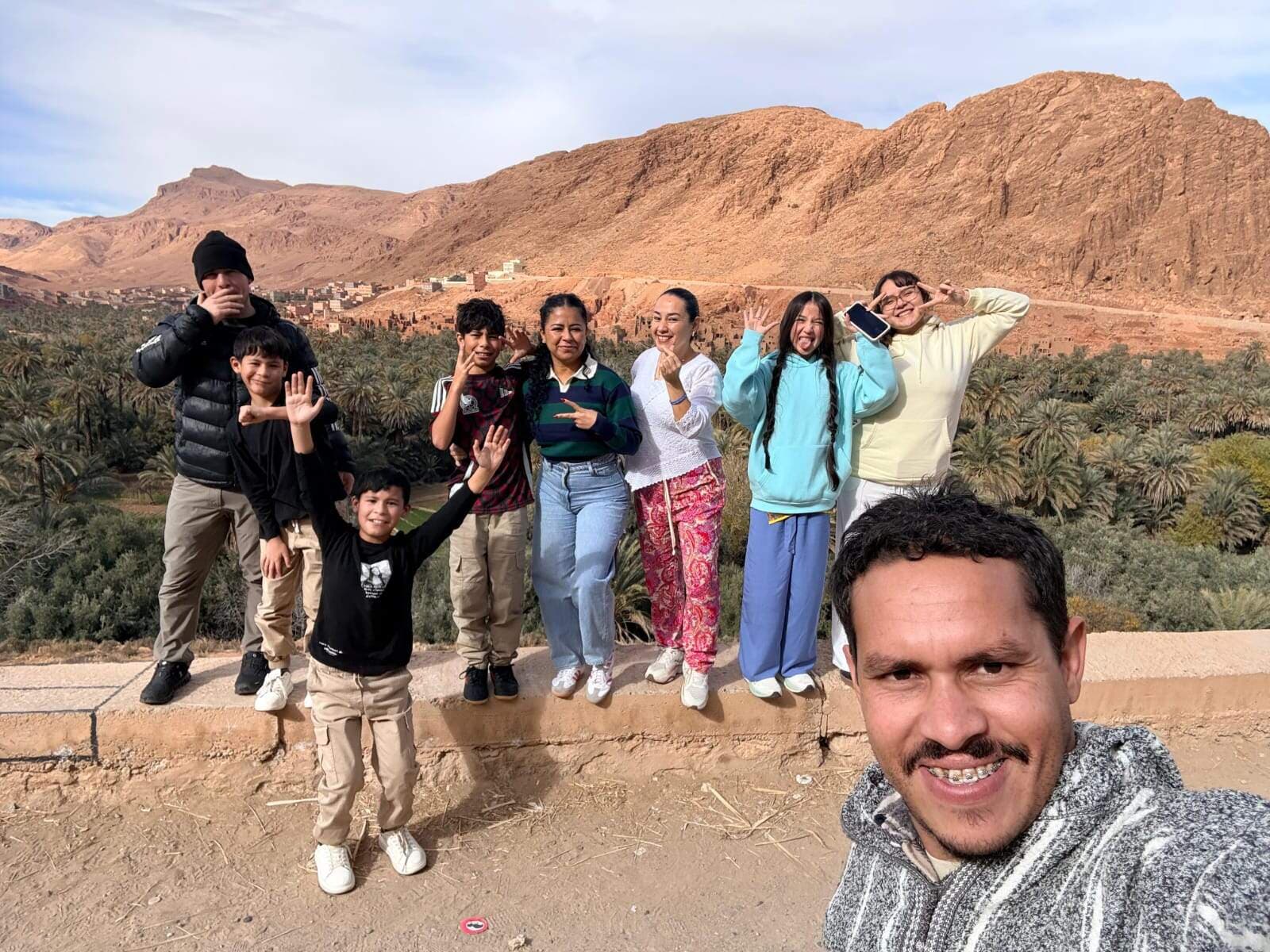 Familia y amigos compartiendo un momento en un valle de Marruecos