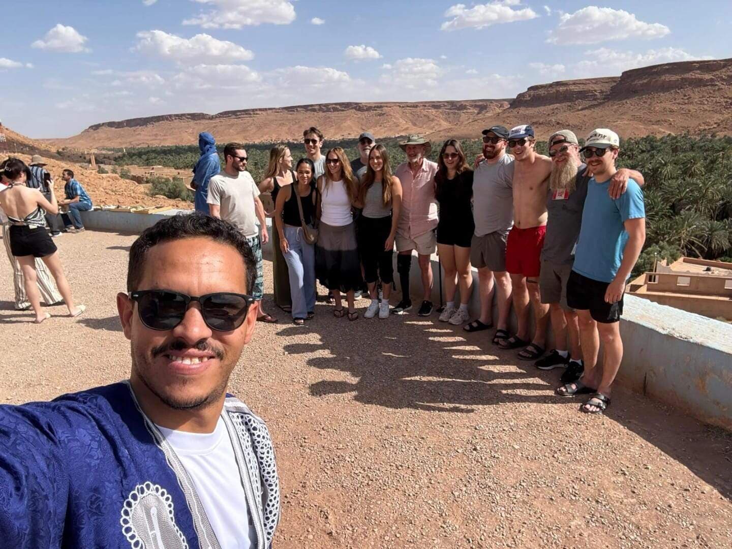 Youssef y un grupo de viajeros durante una parada en Marruecos