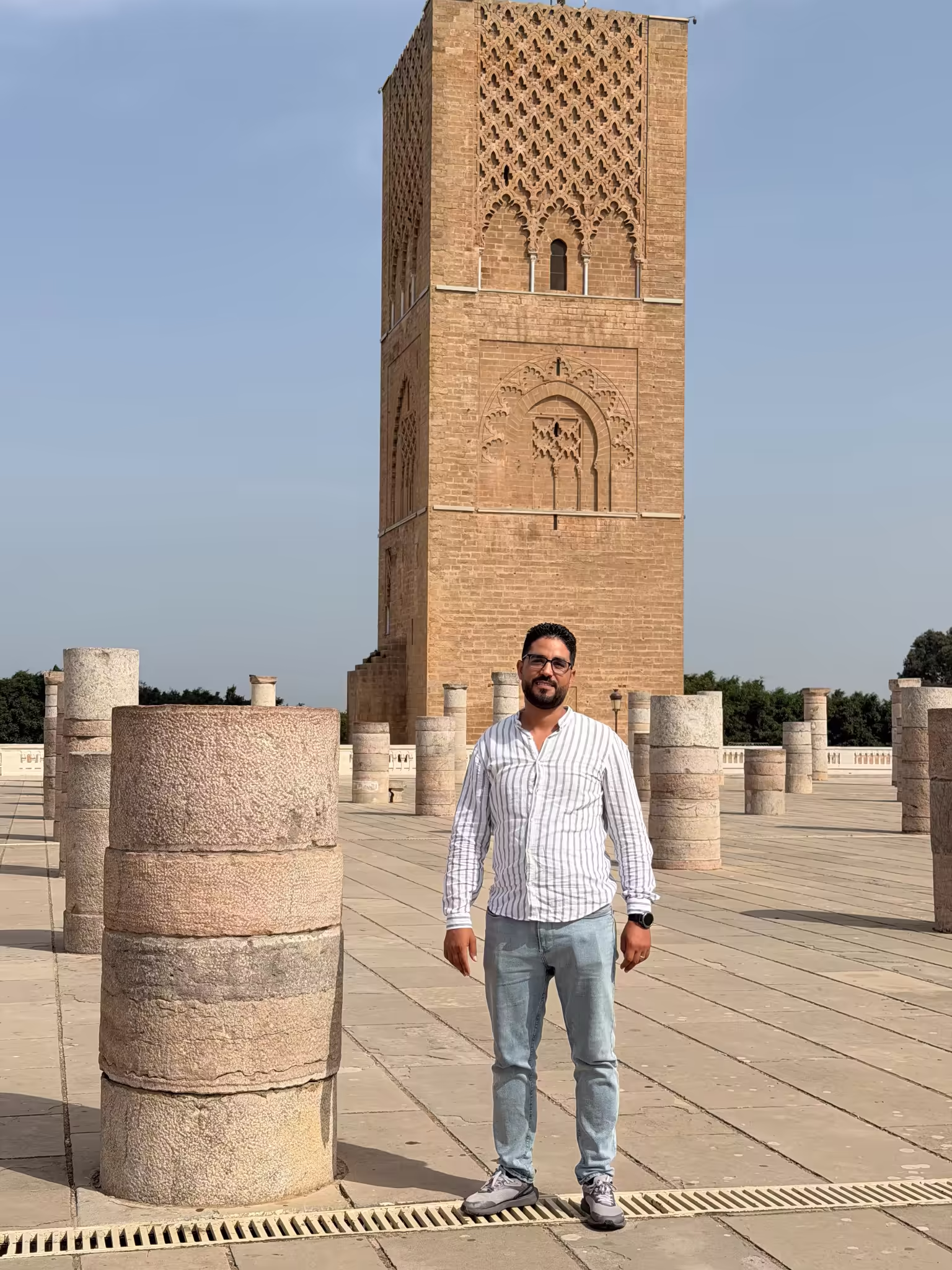 Youssef frente a la Torre Hassan de Rabat